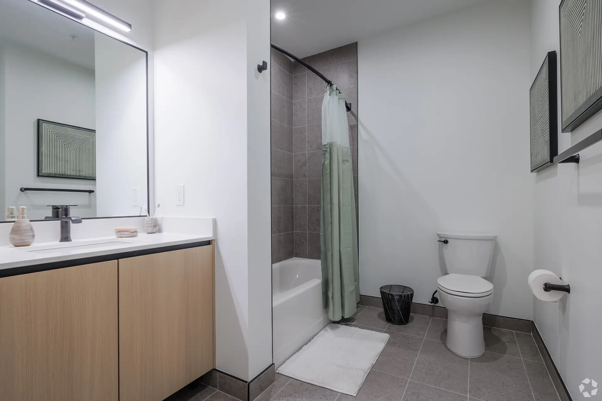 the-marq-teaneck-teaneck-nj-1br-1ba-785sf-bathroom.webp